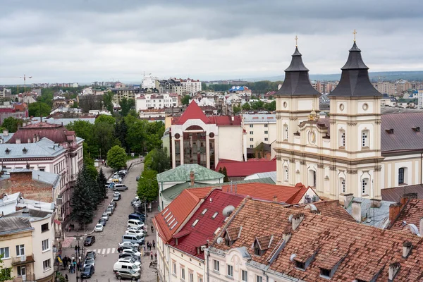 Iwano-Frankiwsk, Ukraina, widok na miasto z góry na wieżę ratuszową. Zwiedzanie lokalnego muzeum. Panorama na całe miasto. Centralny punkt widzenia. — Zdjęcie stockowe