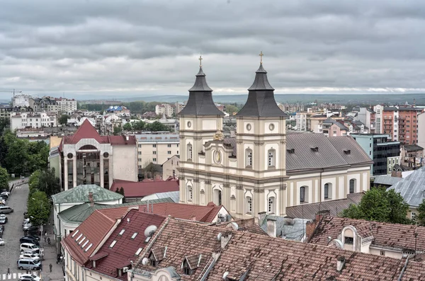 IWANO-FRANKIWSK, UKRAINE, Vista da cidade a partir do topo da torre da prefeitura. Museu de turismo local. Panorama sobre toda a cidade. Ponto de vista central . — Fotografia de Stock