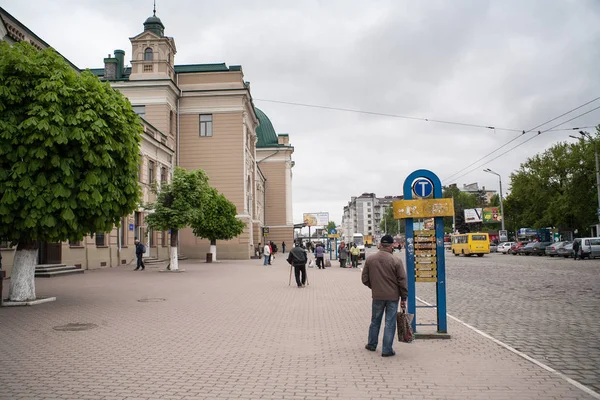 Iwano-Frankiwsk, Ukraina, dworca autobusowego i kolejowego. Jednym z największych na Ukrainie. Największej platformy kolejowej na Ukrainie. — Zdjęcie stockowe