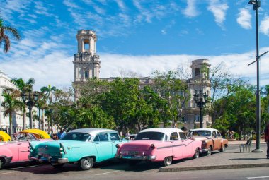 Havana harika tiyatro Alicia Alonso Küba'da. Küba'da ünlü bir tiyatro. Tiyatronun altında eski bir araba. Hafif pembe ve turkuaz pontiac.