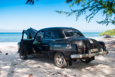 Eski siyah Pontiac içinde Mexico.The Körfez beach, Cayo Jutias Küba eski araba ve mavi denizde. Tropik tatil