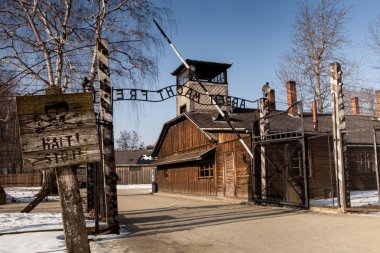 Auschwitz, Polonya - 28 Ocak 2018; Müze Auschwitz - Holokost Müzesi. Yıldönümü toplama kampı kurtuluş. Yazıt iş kampıyla kapısında ücretsiz yapar size.