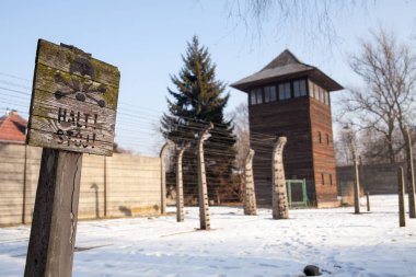 Auschwitz-Birkenau, Polonya-18 Nisan 2017; Auschwitz'de nöbet tutacak. Müze Auschwitz Holokost Müzesi. 