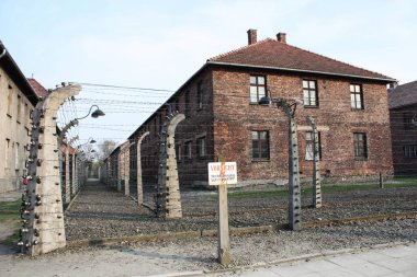 Auschwitz, Polonya - 26 Mayıs 2018; Müze Auschwitz - Birkenau. Uyarı işareti yüksek gerilim. Dikenli telle bir toplama kampı.