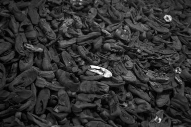 Auschwitz, Polonya - 28 Mayıs 2018; Müze Auschwitz - Holokost Müzesi. Kampın mahkumlara ait ayakkabı yığınları.