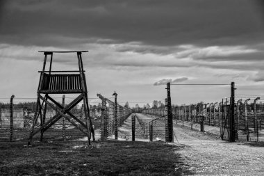 Auschwitz-Birkenau, Polonya-19 Nisan 2018; Burada mahkumlar trenden yer. Barak Kanada. Holokost Müzesi muhafız döken. Dikenli tel bir toplama kampı içinde.