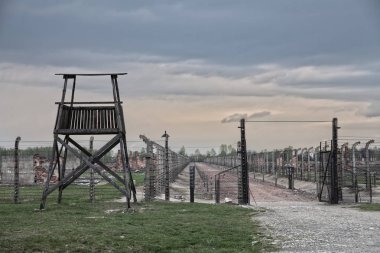 Auschwitz-Birkenau, Polonya-18 Nisan 2017; Nöbet tutacak. Holokost Müzesi. Dikenli tel ve fance çevresinde bir toplama kampı. Kapıdan içeri Birkenau'daki.