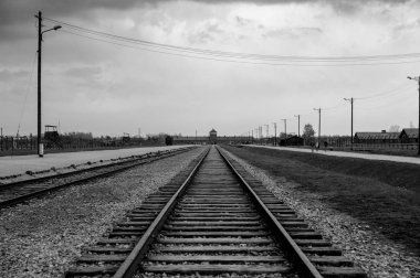 Auschwitz, Polonya - 18 Nisan 2017; Holokost Müzesi. Müze Auschwitz - Birkenau. Ana giriş toplama kampına. Dikenli telle bir toplama kampı. Barak Kanada.