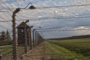 Oswiecim, Polonya; Birkenau'daki nöbet tutacak. Müze Auschwitz - Birkenau, Holokost Müzesi. Dikenli telle bir toplama kampı. 