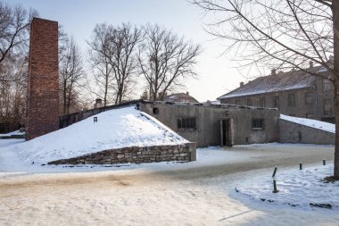 Auschwitz, Polonya - 23 Şubat 2017; Müze Auschwitz Birkenau'da. Holokost Müzesi. Gaz odası ve krematoryum baca.