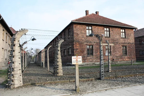 Auschwitz, Polonya - 26 Mayıs 2018; Müze Auschwitz - Birkenau. Uyarı işareti yüksek gerilim. Dikenli telle bir toplama kampı.