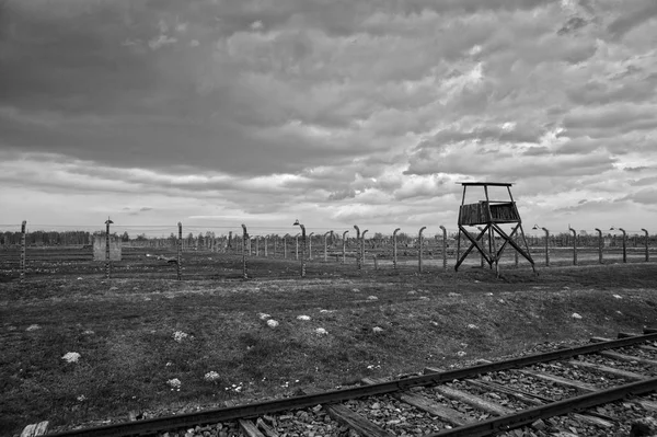 Auschwitz-Birkenau, Polsko-18 dubna 2018; Vrhají stráže. Muzeum památník holocaustu. Ostnatým drátem a fance kolem koncentračního tábora. — Stock fotografie