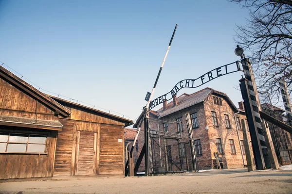 Auschwitz, Polonya - 28 Ocak 2018; Müze Auschwitz - Holokost Müzesi. Yıldönümü toplama kampı kurtuluş. Yazıt iş kampıyla kapısında ücretsiz yapar size.