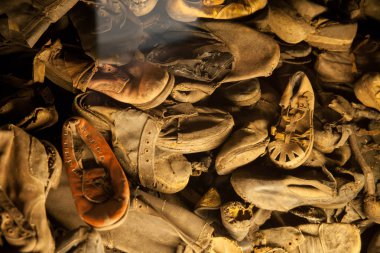 Auschwitz, Polonya - 28 Haziran 2017; Müze Auschwitz - Holokost Müzesi. Kampın mahkumlara ait ayakkabı yığınları.