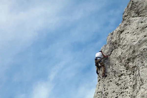 Homem Sobe Topo Montanha Subir Com Atraso Aprender Escalar Uma — Fotografia de Stock