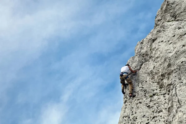 Ogrodzieniec, 20 de maio de 2018, Polônia; O homem sobe ao topo da montanha. Subir com atraso. Aprender a escalar uma montanha. Alcançar um topo . — Fotografia de Stock