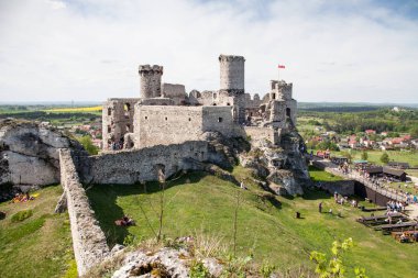 Ogrodzieniec, Podzamcze, 5 Mayıs, 2018; Ogrodzieniec Castle Village Podzamcze. Upland, Jura Krakowsko-Czestochowska üzerinde kale kalıntıları. Kartal yuvalarını iz.