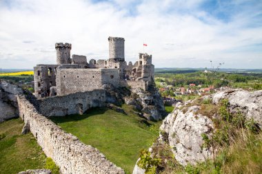 Ogrodzieniec, Podzamcze, 5 Mayıs, 2018; Ogrodzieniec Castle Village Podzamcze. Upland, Jura Krakowsko-Czestochowska üzerinde kale kalıntıları. Kartal yuvalarını iz.