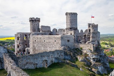Ogrodzieniec Castle Village Podzamcze. Upland, Jura Krakowsko-Czestochowska üzerinde kale kalıntıları.