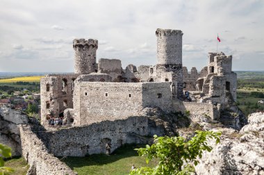 Ogrodzieniec Castle Village Podzamcze. Upland, Jura Krakowsko-Czestochowska üzerinde kale kalıntıları.