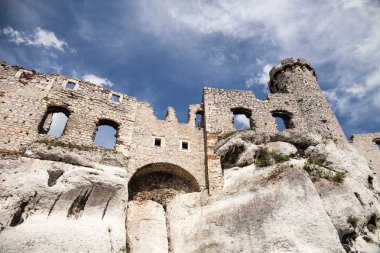 Ogrodzieniec Castle Village Podzamcze. Upland, Jura Krakowsko-Czestochowska üzerinde kale kalıntıları.