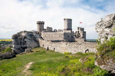 Ogrodzieniec, Podzamcze, 5 Mayıs, 2018; Ogrodzieniec Castle Village Podzamcze. Upland, Jura Krakowsko-Czestochowska üzerinde kale kalıntıları. Kartal yuvalarını iz.