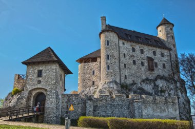 Castle ve otel Bobolice, Polonya. Kalede Bobolice Köyü.