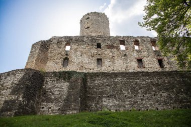 Babice, Polonya - 1 Mayıs 2018: Eski kale Lipowiec. Tarihi kale Lipowiec ve müze binası antika. Dağın tepesinde kale kalıntıları