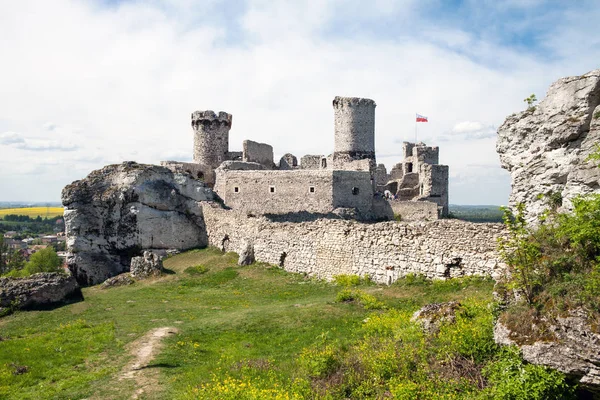 Ogrodzieniec, Podzamcze, 5 Mayıs, 2018; Ogrodzieniec Castle Village Podzamcze. Upland, Jura Krakowsko-Czestochowska üzerinde kale kalıntıları. Kartal yuvalarını iz.