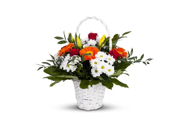 Keranjang putih dengan bunga. Sekumpulan bunga berwarna-warni untuk pesta ulang tahun. Keranjang tenun, mawar dan tulip . — Stok Foto