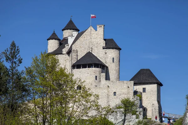 Slottet i den byn av Bobolice, Jura Krakowsko-Czestochowska. Slottet i eagle Bon stil. — Stockfoto