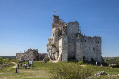 Castel Bobolice yanındaki Mirow içinde kale kalıntıları. Polonya Mirow Köyü kale