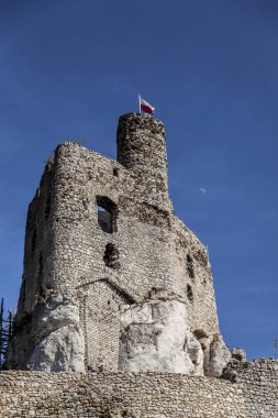Castel Bobolice yanındaki Mirow içinde kale kalıntıları. Polonya Mirow Köyü kale