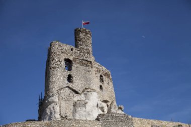Castel Bobolice yanındaki Mirow içinde kale kalıntıları. Polonya Mirow Köyü kale.