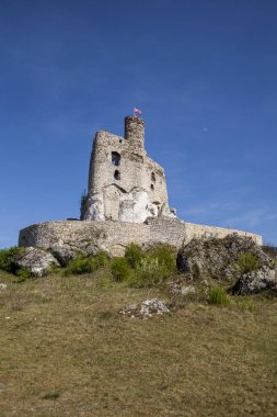 Castel Bobolice yanındaki Mirow içinde kale kalıntıları. Castle village Mirow Polonya, Jura Krakowsko-Czestochowska içinde. Kartal yuvalarını stil kalede. Kazimierz Wielki döneminde inşa.