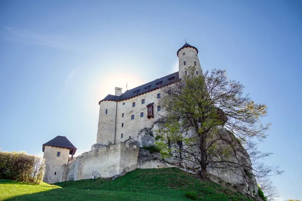 Gotische burcht en hotel in Bobolice, Polen. Kasteel in het dorp van Bobolice. — Stockfoto