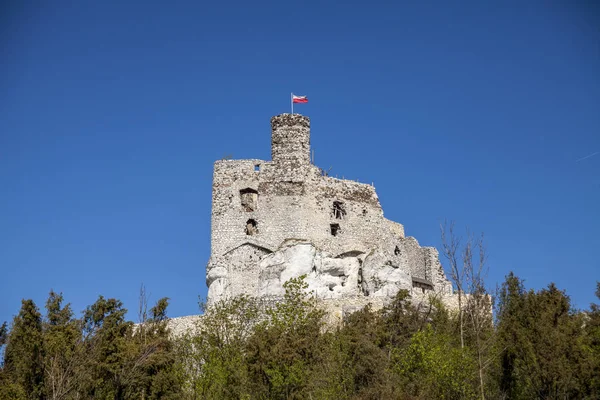 Ruïnes van het kasteel in Mirow naast castel in Bobolice. Kasteel in het dorp van Mirow in Polen, Jura Krakowsko-Czestochowska. — Stockfoto