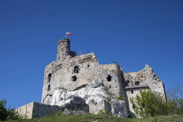 Ruïnes van het kasteel in Mirow naast castel in Bobolice. Kasteel in het dorp van Mirow in Polen, Jura Krakowsko-Czestochowska. — Stockfoto