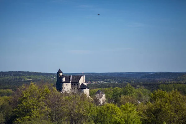 Ruines d'un château gothique à Bobolice, Pologne. Château dans le village de Bobolice — Photo