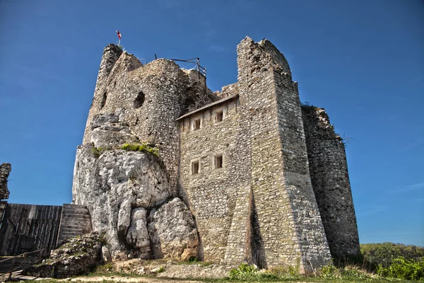 Ruinerna av slottet i Mirow bredvid castel i Bobolice. Slottet i den byn av Mirow i Polen — Stockfoto