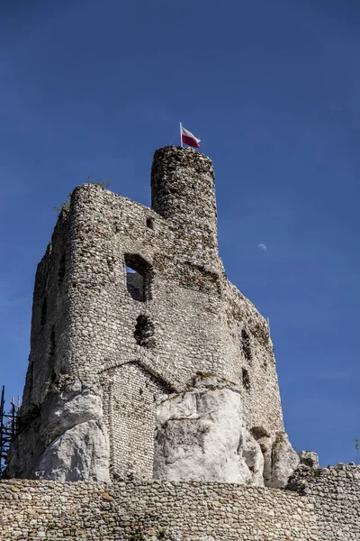 Ruïnes van het kasteel in Mirow naast castel in Bobolice. Kasteel in het dorp van Mirow in Polen — Stockfoto