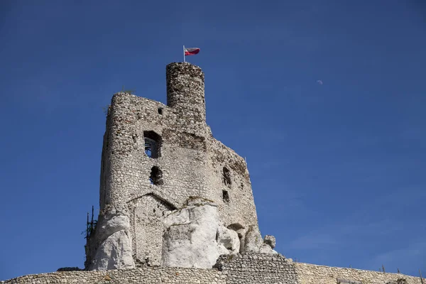 Ruïnes van het kasteel in Mirow naast castel in Bobolice. Kasteel in het dorp van Mirow in Polen. — Stockfoto
