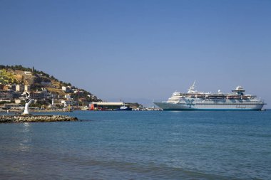 Kusadasi 'deki marina. Şehirdeki sahil ve liman, balıkçı tekneleri ve turist gemileri. Tatil fotoğraflarının yeri.