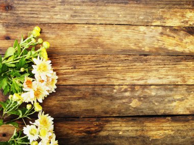 Ahşap doku. Üstünde tepe-in sonbahar çiçekler 