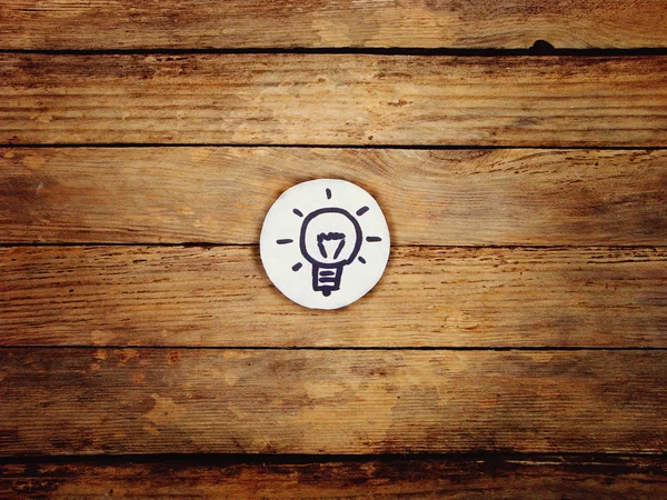 Idee. Lampe auf Holz Hintergrund. — Stockfoto