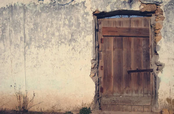 Parede vintage. A velha porta do lado e o pano de fundo — Fotografia de Stock