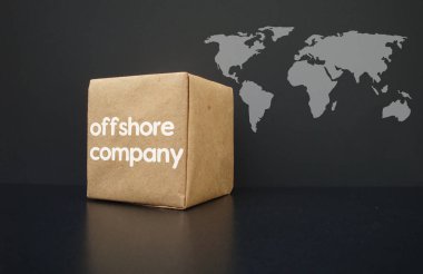 Offshore Şirketler dünya çapında. Kutunun üzerinde bir offshore şirket bulunmakta. Arka planda bir Dünya Haritası.