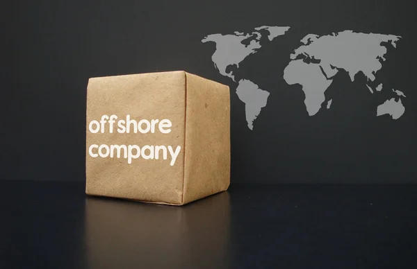 Offshore Şirketler dünya çapında. Kutunun üzerinde bir offshore şirket bulunmakta. Arka planda bir Dünya Haritası.