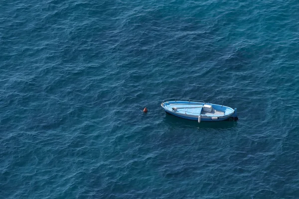 Vue aérienne d'un bateau bleu sur une eau de mer bleu clair — Photo