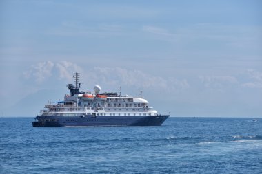 Deniz kıyı bırakarak küçük yolcu gemisinde